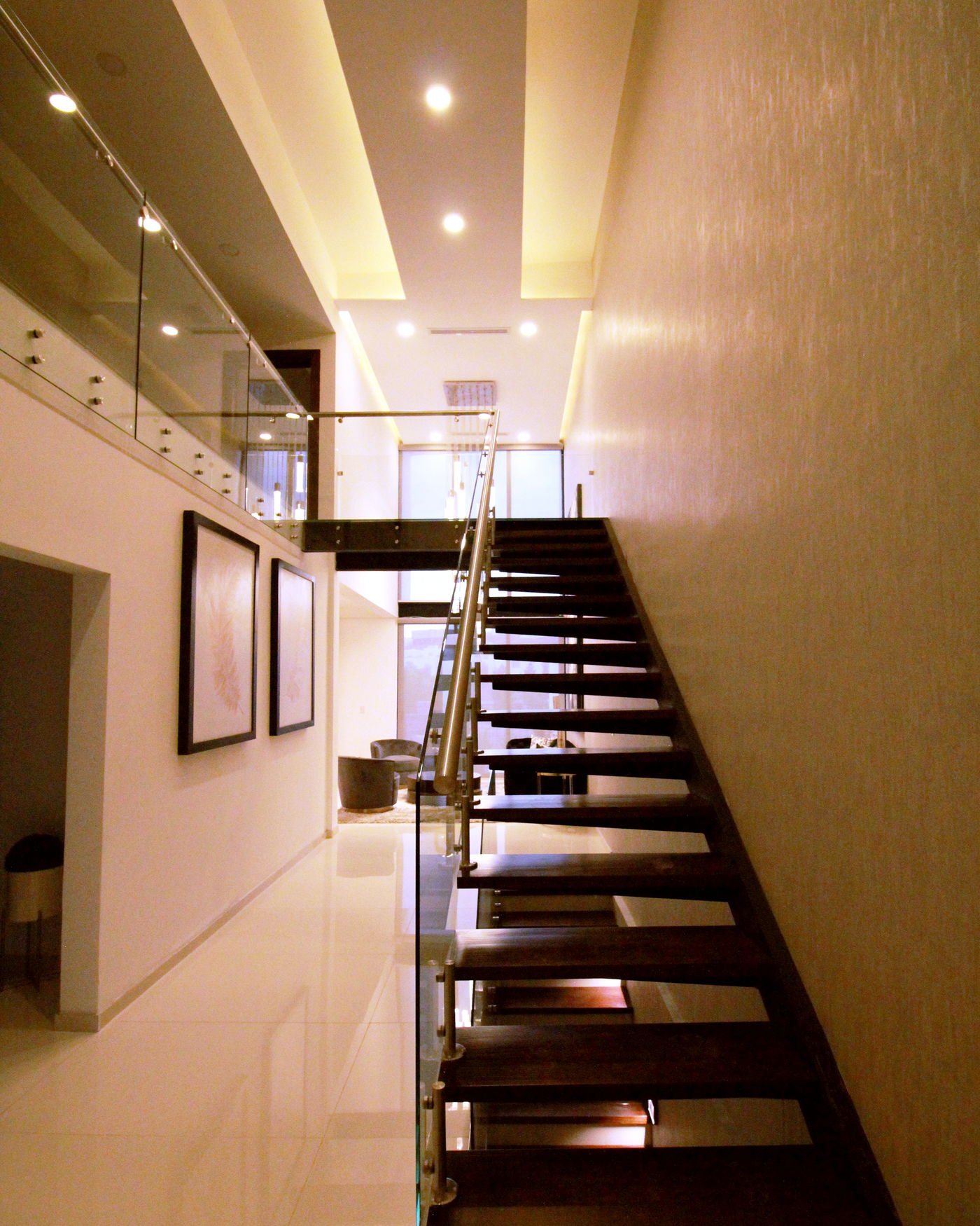 Escalera y doble altura de Casa Fradu, vivienda unifamiliar en Chihuahua